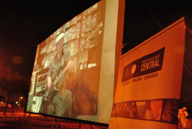FACOM le dio una noche de cine a cielo abierto a vecinos de San Joaquín