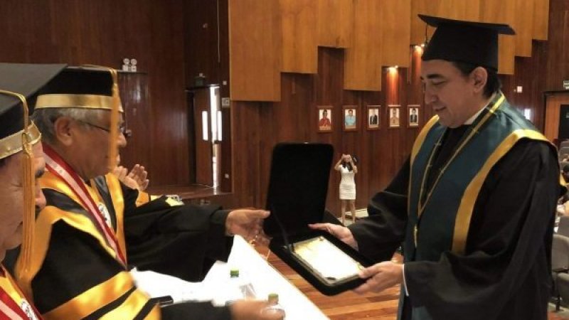 Decano Emilio Oñate recibe Doctor Honoris Causa en Universidad Nacional de Ucayali