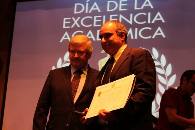 Héctor Vélis Meza y Walter Brower distinguidos en el Día de la excelencia académica