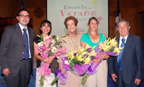 Andrés Toro, de la Dirección de Desarrollo Comunal y María Eugenia Puelma, del Programa de la Mujer, de la municipalidad de Santiago; María Ester Feres, de la Facea; Isludes Valenzuela, emprendedora, y Ángel Bates, director de Cultura y Extensión de la Universidad Central.