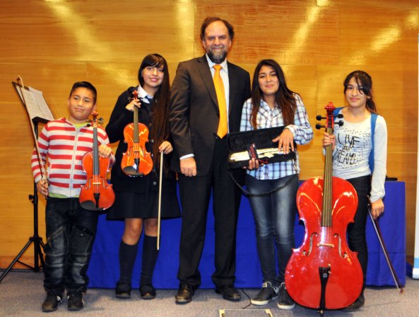 UCEN dona instrumentos musicales a orquesta de niños en situación de vulnerabilidad