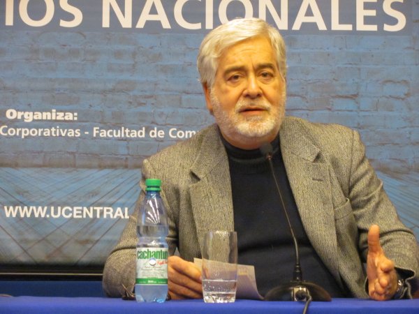 Juan Pablo Cárdenas cerró el primer ciclo de Conversaciones con críticas al gasto en FFAA
