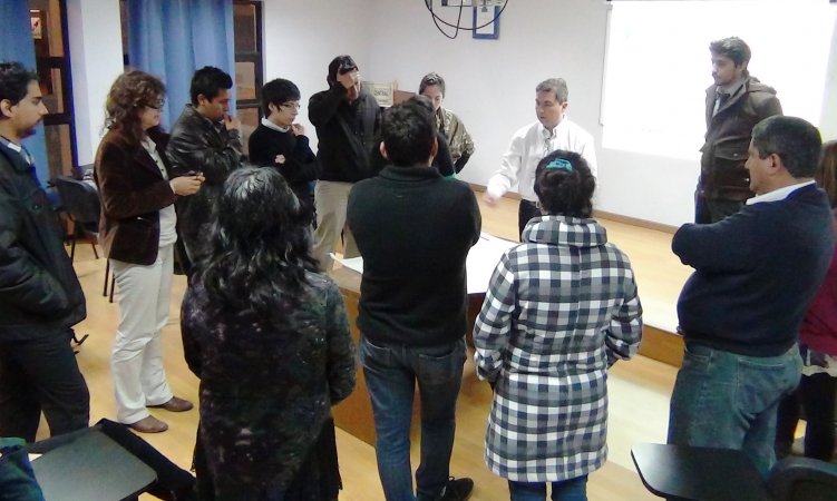 Psicólogo UCEN dicta taller de formación de voluntarios universitarios para apoyo psicológico en sede Antofagasta
