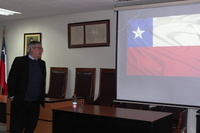 Antonio Márquez introdujo a los estudiantes extranjeros en las bases de la cultura chilena