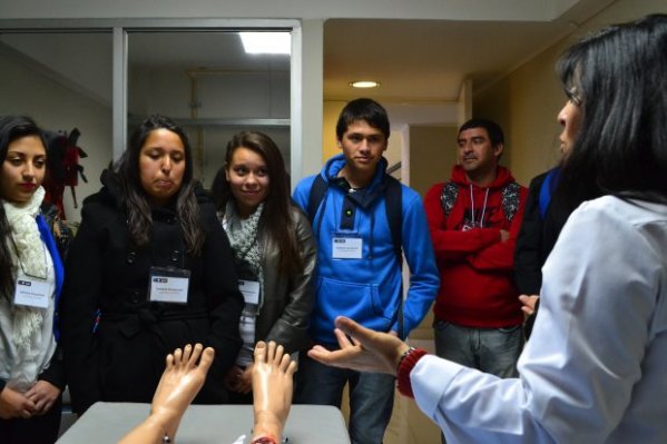 Los visitantes conocen la sala de procedimientos de urgencia.