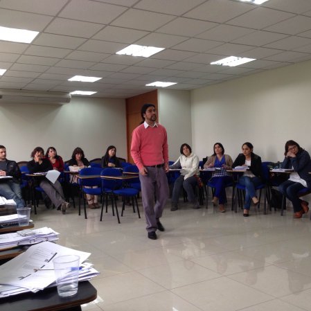 Taller de Habilidades Parentales dictó psicólogo de la Facultad