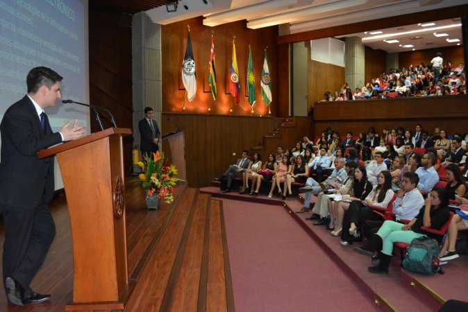 Profesor de FACEA ganó concurso internacional sobre Derecho Empresarial y Contractual