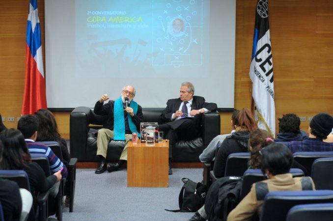 Director de Periodismo realizó entrevista a Chomsky en II Conversatorio Copa América UCEN