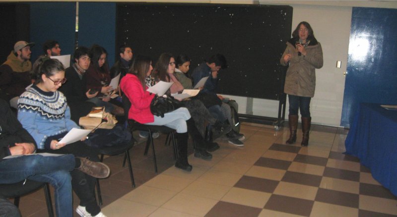 Estudiantes de primer año de Arquitectura participan en reunión informativa sobre la nueva malla AR03