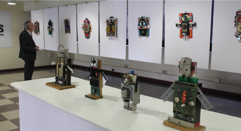 Robots creados con materiales de desecho protagonizan exposición “Imaginarios” en la FAUP