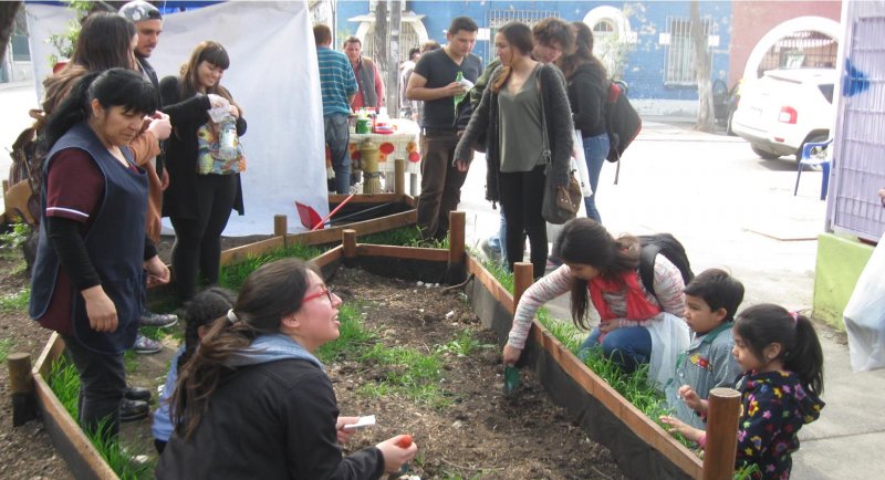 Niños aprendieron sobre huertas urbanas en taller impartido por la Escuela de Arquitectura del Paisaje