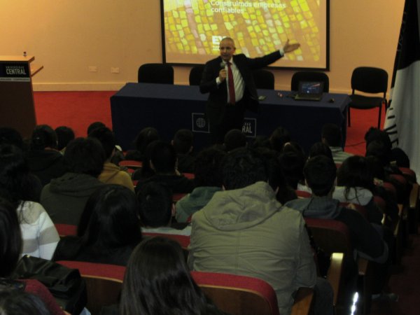 Socio de EY aborda relación entre confianza y tecnología en charla con estudiantes de FACEA