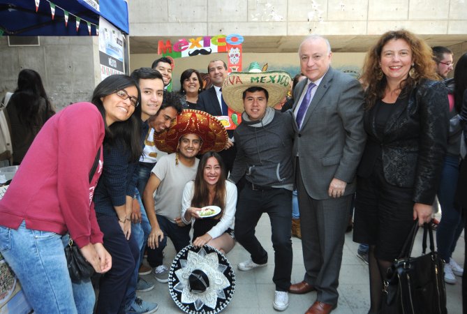 Estudiantes de Universidad Central viven fiesta de países