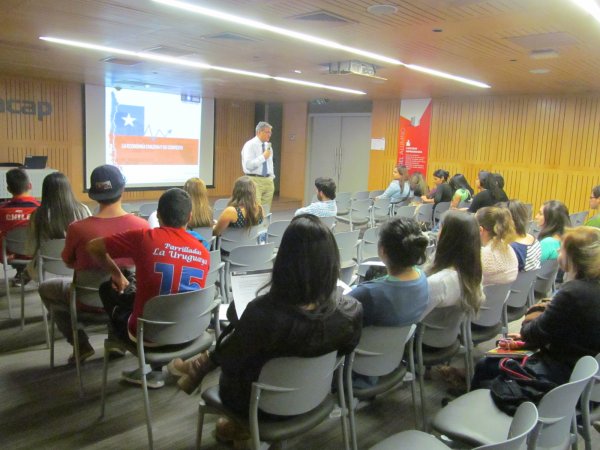 Decano de FACEA impartió charla de economía chilena ante estudiantes de Inacap
