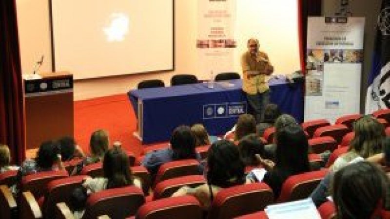 Didáctica charla magistral “Reconfiguraciones de la escolaridad en el siglo XXI” realizó Educación Diferencial para estudiantes del Programa de II Titulación y Egresados