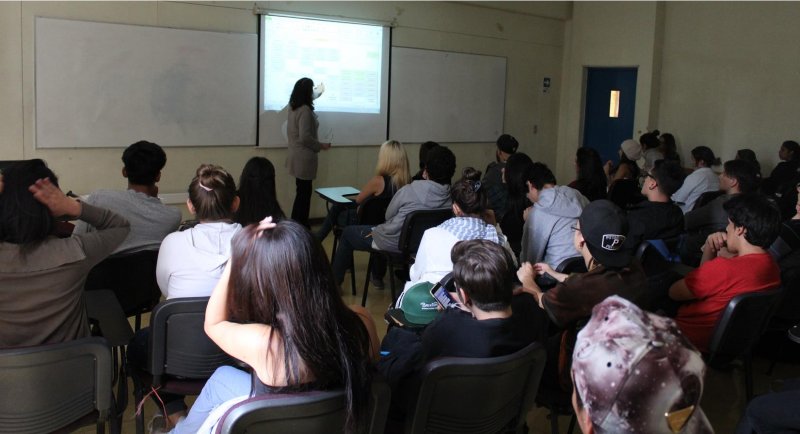 Estudiantes nuevos de Arquitectura asisten a reunión informativa sobre la malla AR03