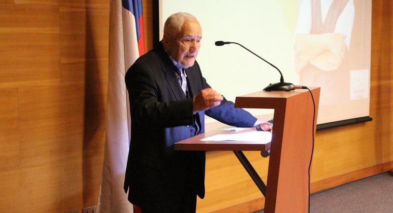 Académico Fernando Sepúlveda recibe homenaje en la FAUP