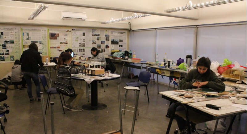 Equipo estudiantil de Arquitectura prepara presentación de proyecto en concurso Construye Solar