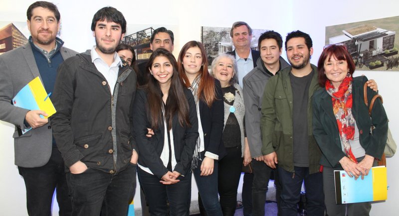 Equipo de Taller IX Arquitectura expuso proyecto de vivienda social ante jurado de concurso Construye Solar