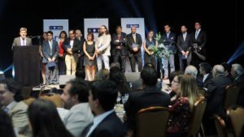 Con éxito se realizó la primera Cena de Egresados 2016 en Santiago