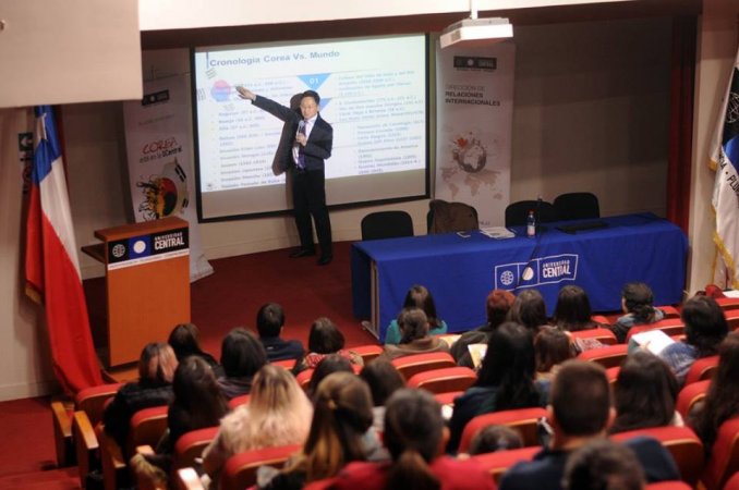 Ministro Consejero de Embajada de Corea realizó charla sobre la identidad coreana