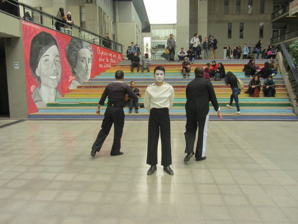 El arte silencioso de la pantomima ocupó espacios del VKI, VKII y GHU en homenaje a Víctor Jara