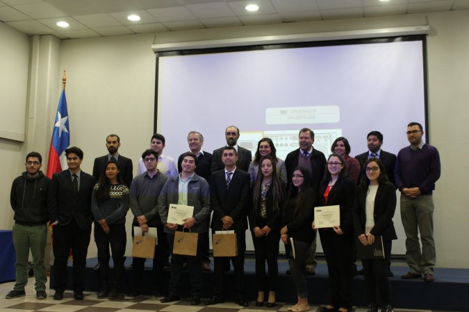 Estudiantes de la Facultad de Ingeniería reciben reconocimiento y premios por Beca al Mérito Académico