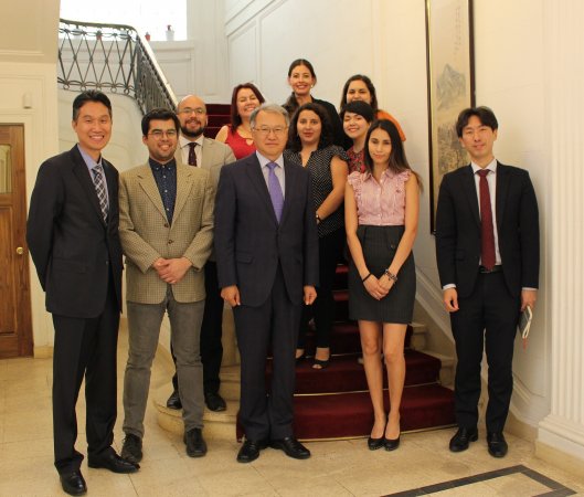 Estudiantes del Magíster de Estudios Coreanos visitaron la Embajada de Corea en Chile