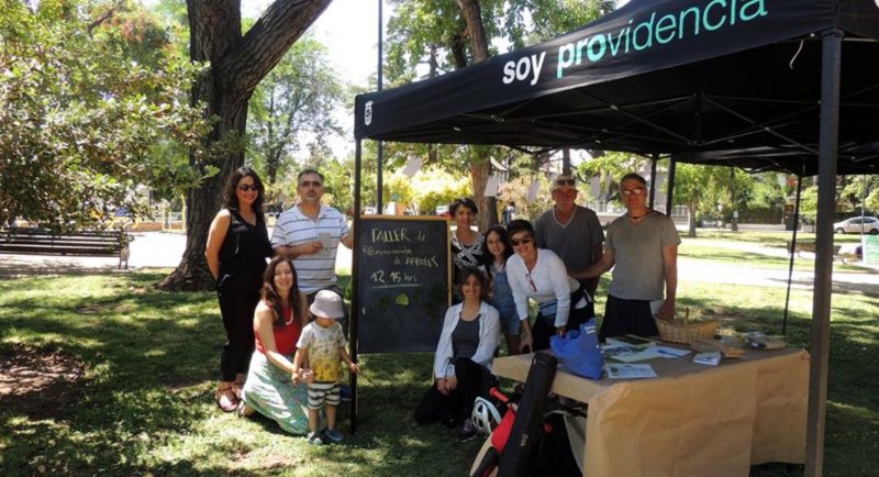 Arquitectura del Paisaje y Escuela Itinerante realizan actividad de reconocimiento de árboles de Plaza Uruguay de Providencia