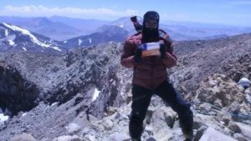 Estudiante de Carreras Técnicas subió a la cumbre de los Ojos del Salado