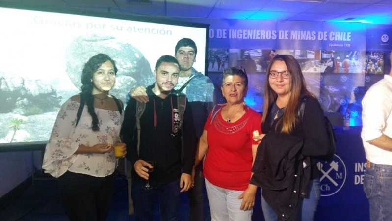 Estudiantes de Ingeniería Civil en Minas y Geología asisten a charla organizada por el Instituto de Ingenieros de Minas