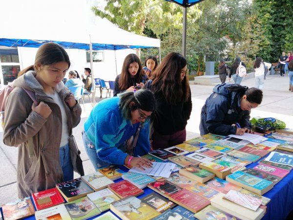 Universidad Central Región de Coquimbo conmemora Día del Libro con un trueque literario