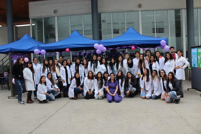 Estudiantes de Nutrición y Dietética conmemoran día de el/la nutricionista en el patio central de la Universidad