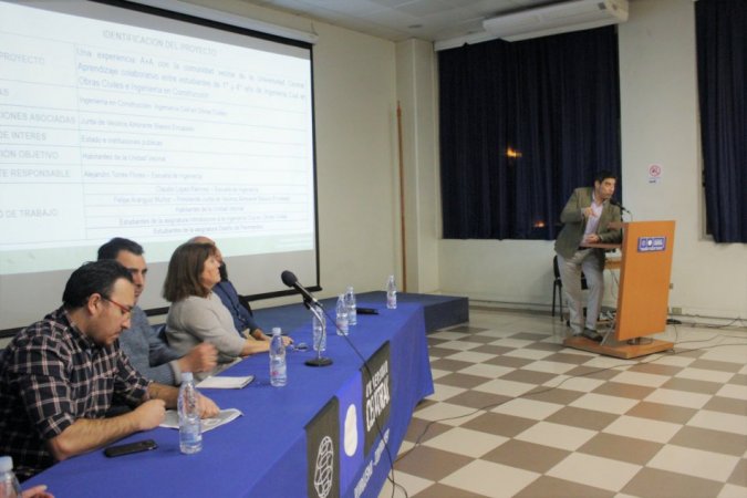 Estudiantes, docentes y vecinos se reúnen para discutir necesidades preliminares en torno a proyecto de mejoramiento vial en barrio adyacente