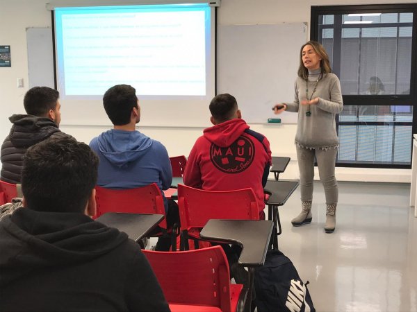 Estudiantes de educación conocen experiencia de aprendizaje desde la investigación