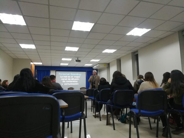 Coordinador de OASE realiza con éxito la primera charla de empleabilidad para recientes titulados de Trabajo Social