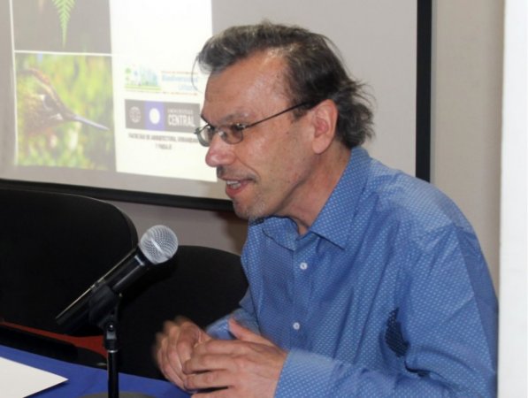 Académico e investigador centralino imparte charla acerca de cómo el fuego facilita las invasiones de plantas