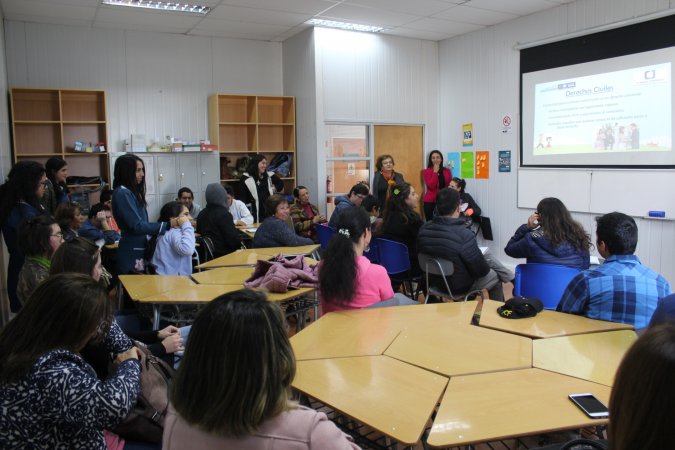 Estudiantes de Clínica Jurídica realizan talleres a padres y apoderados de proyecto Yo Descubro en UCEN 2.0