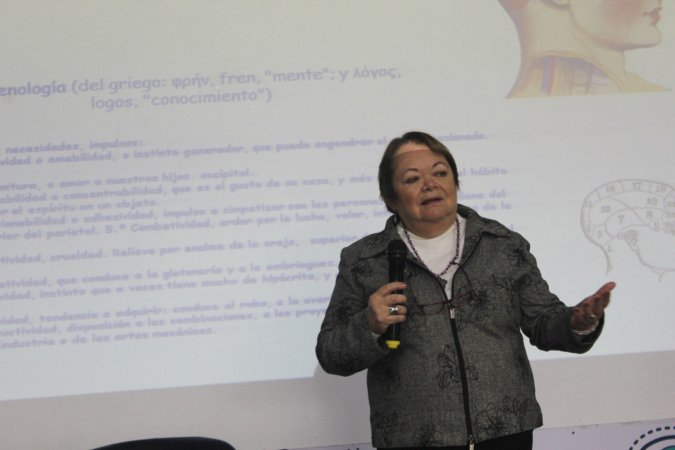 Destacada académica expone sobre el sistema nervioso: su morfología y proyecciones