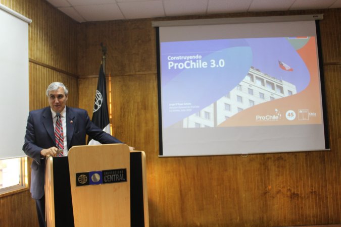 Director de ProChile dicta charla sobre la importancia de innovar en las exportaciones de las empresas chilenas