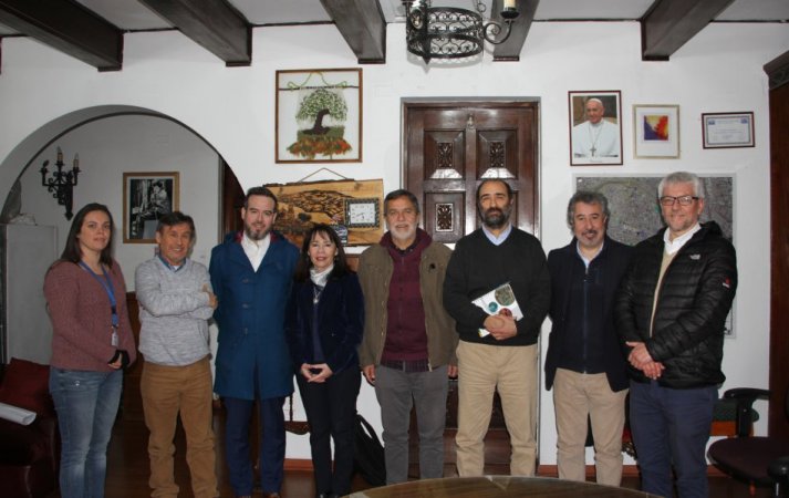 Equipo del III Congreso Chileno de Impermeabilización es recibido por alcaldesa de la Municipalidad de Quinta Normal