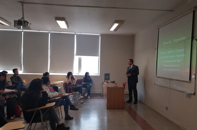Profesor de la U. Católica Argentina imparte clase a estudiantes de Derecho