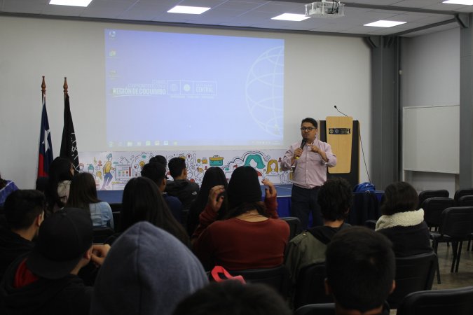 Alumnos de primer año de Ped. Ed. Física reciben charla sobre el Sistema educativo en Chile