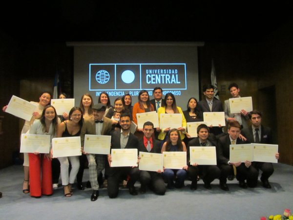 Nuevos periodistas y publicistas reciben sus títulos profesionales en la Universidad Central
