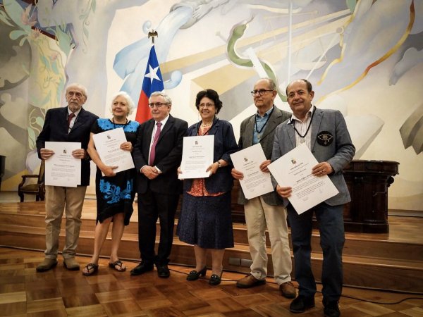 Académica U. Central recibe ‘Medalla Rectoral’ de la U. de Chile