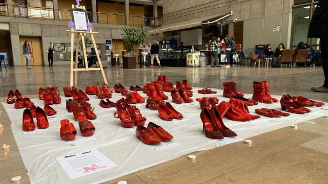 ‘Zapatos Rojos’ la muestra artística que rinde homenaje a las mujeres asesinadas por sus esposos o convivientes