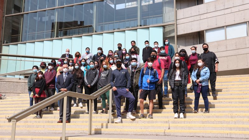 Estudiantes de primer año visitan por primera vez la Facultad de Educación y Ciencias Sociales