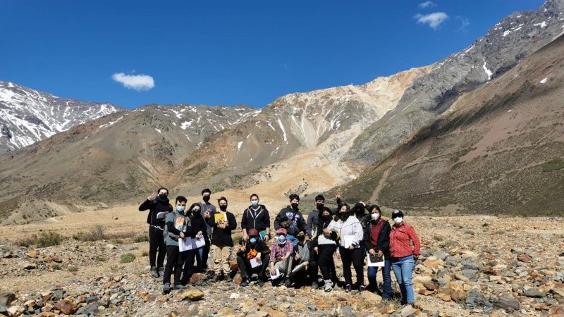 Estudiantes de Ingeniería Civil en Minas y Geología realizaron clase en terreno