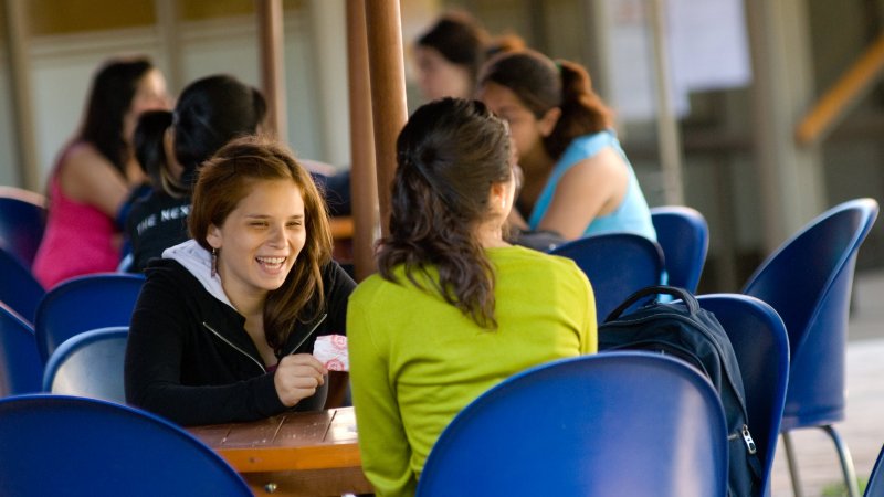 British Council y Santander invitan a los alumnos centralinos a postular a cursos de inglés