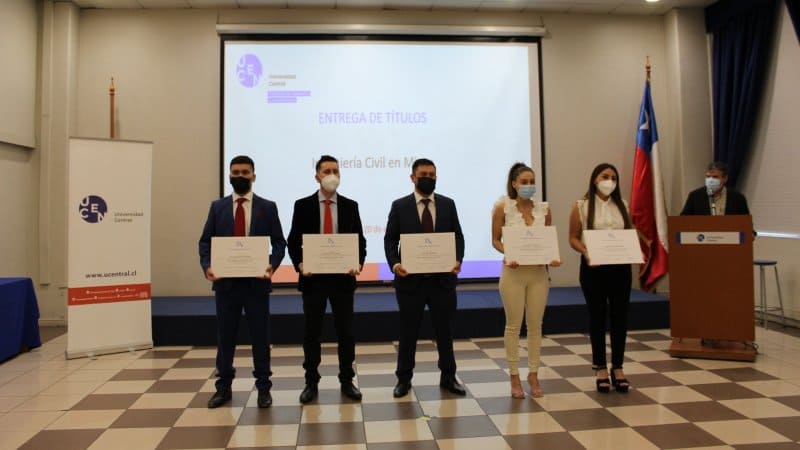 Estudiantes de Ingeniería Civil en Minas reciben sus diplomas de título